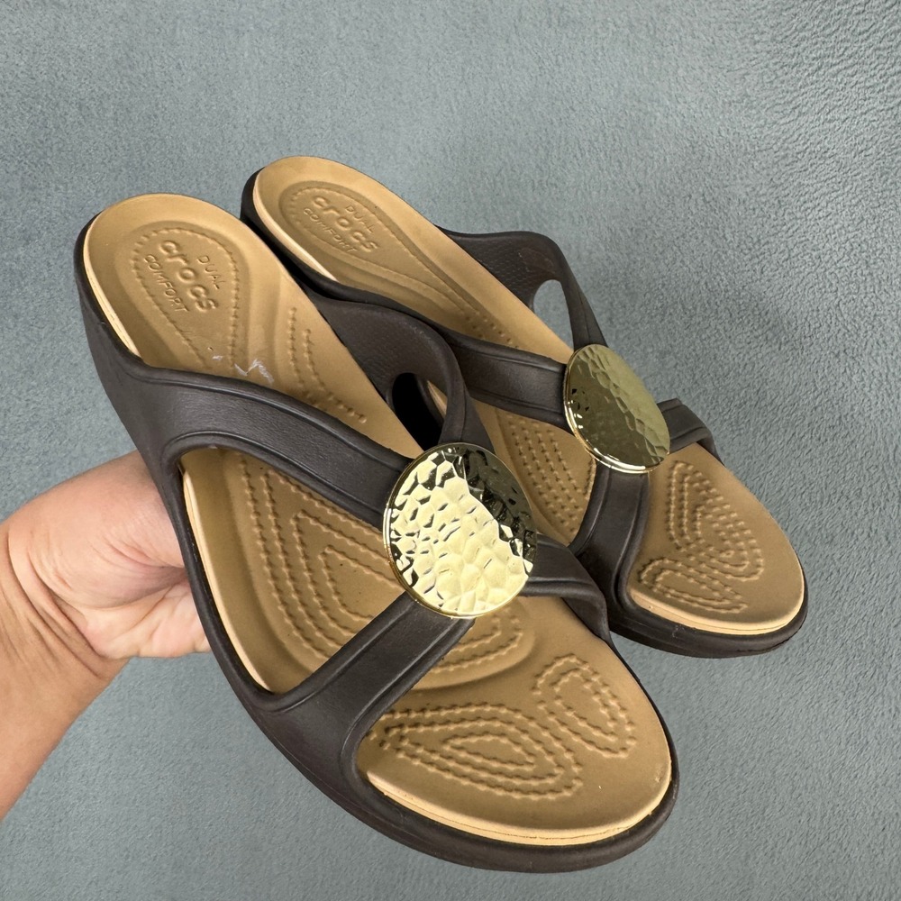 Crocs Sanrah Metal Block Wedge Flip Flop Sandals Espresso Walnut Womens 6 204014